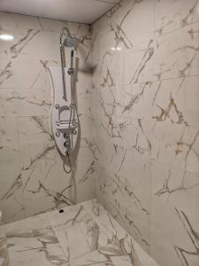 eine Dusche im Bad mit Marmorwand in der Unterkunft Merilyn Petrich in Petrich