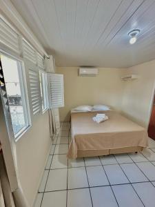 a bedroom with a bed and a tiled floor at Pousada Manaíra in João Pessoa