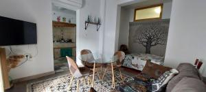 - un salon avec une table et des chaises en verre dans l'établissement Apartamentos Fuente Nueva II, à Cáceres