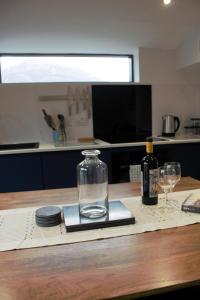 einen Tisch mit zwei Gläsern und einer Flasche Wein in der Unterkunft Tigh Na Beithe in North Ballachulish