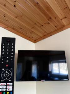 TV a/nebo společenská místnost v ubytování Charming Hidden Gem- Crega Cottage