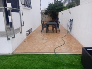 サン・アントニオ・デ・バナケベにあるSofia homeのパティオ(テーブル、椅子、芝生付)