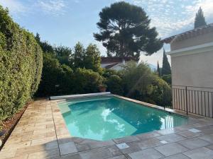 una piscina en un patio con una casa en Valdissol, en Sanary-sur-Mer