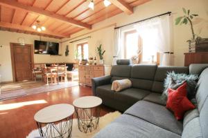 sala de estar con sofá y mesa en Eden guest house en Brezno