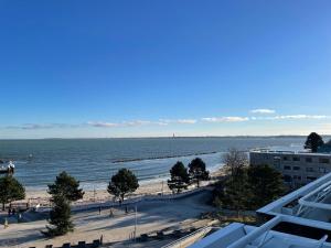 a view of the beach from the balcony of a building at Traumwohnung mit Meerblick über die Ostsee in Kiel