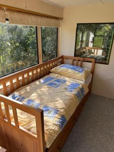 1 cama en un dormitorio con 2 ventanas en Nádherné místo pro váš relax v přírodě en Uherské Hradiště