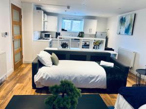 een slaapkamer met een groot bed en een keuken bij Gorgeous one bed room flat in central London in Londen