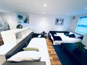 een woonkamer met 2 bedden en een bank bij Gorgeous one bed room flat in central London in Londen