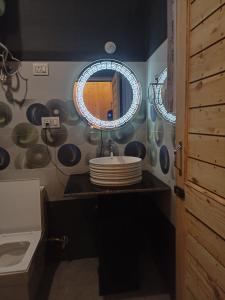 een badkamer met een wastafel en een spiegel bij RIGVEDA Bir Billing in Bir