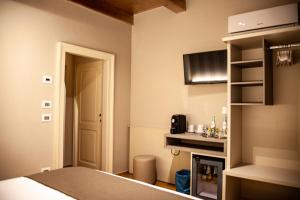 mały pokój z łóżkiem i kominkiem w obiekcie Resort Villa Paola w mieście Longiano