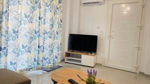 TV a/nebo společenská místnost v ubytování ATHINA