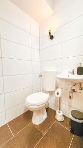 Koupelna v ubytování Monteurwohnung mit Balkon und Wohnzimmer + 18 fotografií