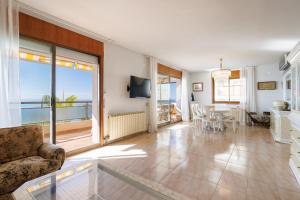 a living room with a view of the ocean at Apartamento para 8 sobre el mar in Salou