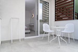 a white table and two chairs in a room at Bluegreen eco studios in Ofrínion