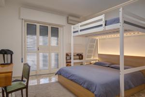 sypialnia z łóżkiem piętrowym i biurkiem w obiekcie Top Floor Aparthotel Bentivoglio w Katanii