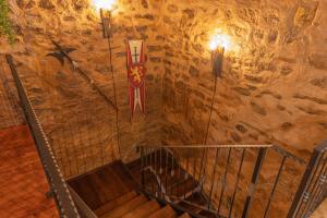 un escalier dans un bâtiment avec un drapeau sur le mur dans l'établissement B&B Città Regia, à Iglesias