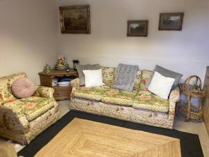 sala de estar con sofá y silla en Southfields Farm en Nottingham