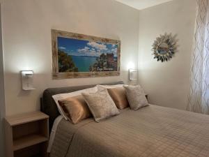 una camera da letto con un letto e un dipinto sul muro di Dolce Dormire a Castiglione del Lago