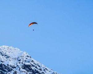 een vogel die over een met sneeuw bedekte berg vliegt bij RIGVEDA Bir Billing in Bir