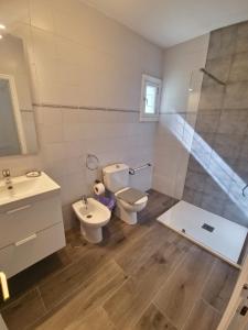 プラヤ・ブランカにあるCasa Realのバスルーム(トイレ、洗面台、シャワー付)