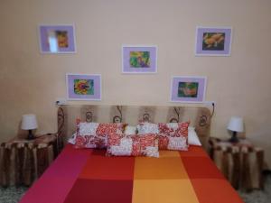 um quarto com uma cama multicolorida e 2 candeeiros em Cerca de Sevilla Bosque Suspendido Ideal Familia em Bollullos de la Mitación