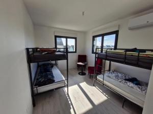 Zimmer mit 3 Etagenbetten in einem Zimmer in der Unterkunft La Villa Caennaise-Caen in Caen