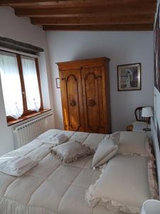 フィエーゾレにあるCasa Vacanze Adaのベッドルーム1室(大型ベッド1台、木製キャビネット付)