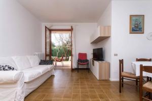 ein Wohnzimmer mit einem weißen Sofa und einem Tisch in der Unterkunft N222 - Numana, delizioso bilocale con portico in Sirolo