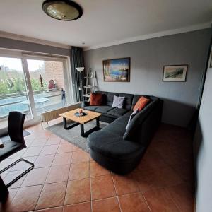 sala de estar con sofá y mesa en Apartment Wiesener, en Büsum