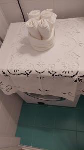 a table with a cake with towels on it at Residence Milcar in Chiesa in Valmalenco