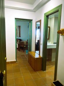 bagno con lavandino e specchio di Apartamento La Visera Plaza Andalucía a Sierra Nevada