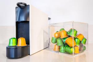 szklany pojemnik wypełniony zielonymi i pomarańczowymi owocami w obiekcie Modern Apartments in Palermo w BuenosAires