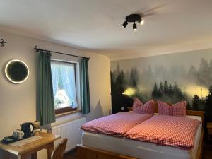 een slaapkamer met een bed met een schilderij aan de muur bij Schwarzwald-Hotel Kraeutle in Feldberg