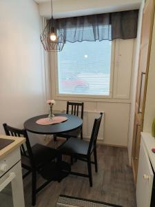 eine Küche mit einem Tisch und Stühlen sowie einem Fenster in der Unterkunft Viettola in Pielavesi