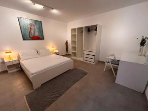 1 dormitorio con cama, escritorio y espejo en The Willows apartment nr. 3, en Is-Swieqi