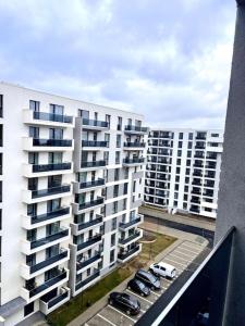 een luchtzicht op een groot wit appartementencomplex bij Peace and Gratitude in Oradea