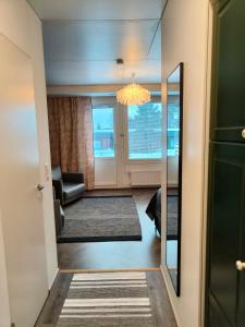- un couloir avec un salon orné d'un lustre dans l'établissement Viettola, à Pielavesi