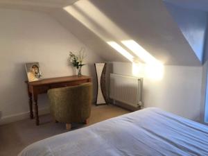 Postel nebo postele na pokoji v ubytování Lochside Retreat, Stranraer - Cottage by the loch!
