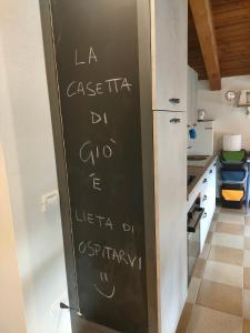 Elle comprend une cuisine équipée d'un réfrigérateur. dans l'établissement la casetta di Giò, à Montebelluna