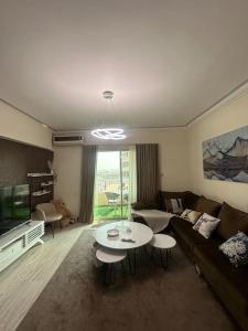 شقة غرفة وصالة بلكونه دخول ذكي في الرياض: غرفة معيشة مع أريكة وطاولة