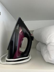 un appareil noir et rose assis au-dessus d'un lit dans l'établissement The onyx, à Johannesbourg
