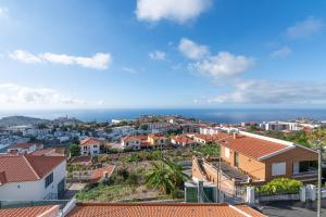 - une vue sur la ville avec ses maisons et l'océan dans l'établissement Barcelos Apartment by HR Madeira, à Funchal