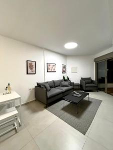 Ruang duduk di Sunset suite - step from the beach