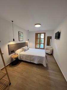 1 dormitorio con 1 cama blanca grande en una habitación en San Fernando 33, en Córdoba