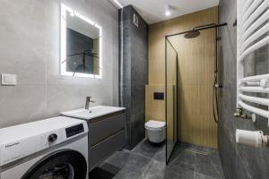 a bathroom with a washing machine and a sink at Lis i Ryś in Ustrzyki Dolne