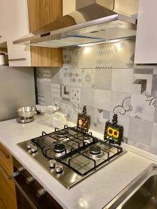 a kitchen with a stove top in a kitchen at Casa Vacanze Il Borgo in Gubbio