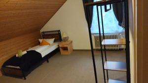 una piccola camera con letto e finestra di Großes Haus für Monteure a Sandweier