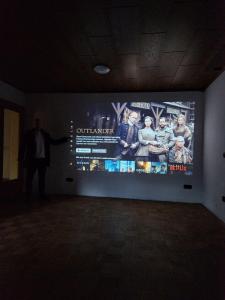 a man standing in a room with a large screen at Großes Haus für Monteure in Sandweier