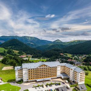 une vue aérienne sur un hôtel avec des montagnes en arrière-plan dans l'établissement Residence Hotel, à Donovaly