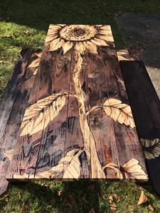 une table en bois avec un dessin de papillon sur celle-ci, dans l'établissement Slinger Suites, à Hendersonville